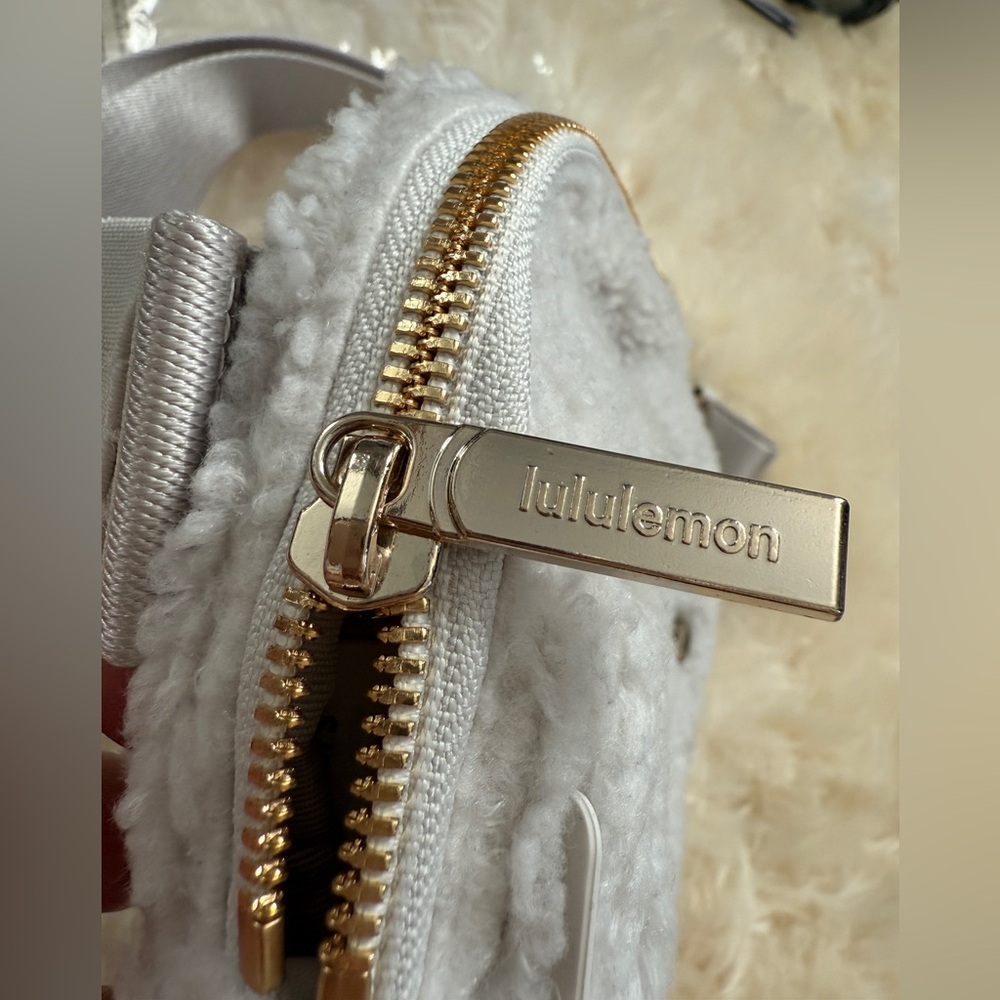 Lululemon Everywhere Belt Bag 1L *Fleece WhiteOpal/Gold - Picture 9 of 11